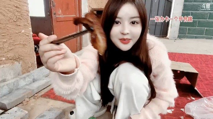 美女橙子一个人煎肉吃，还想吃鸡蛋和火腿肠