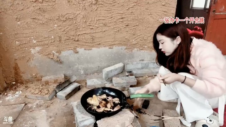 烧纸做菜第一人，橙子做菜很费纸箱子啊，直接吃了