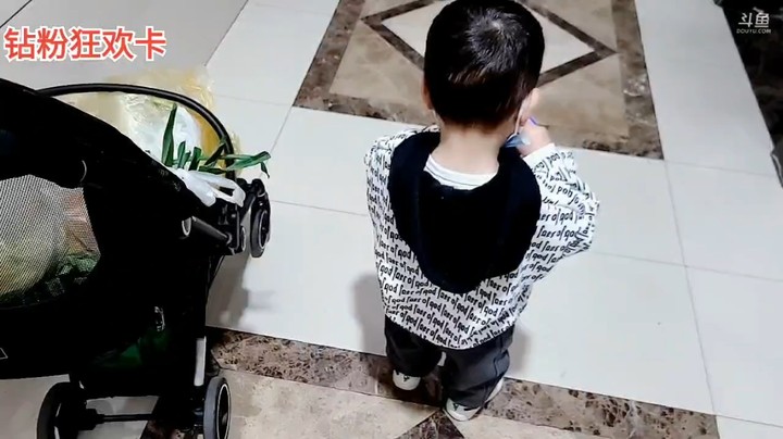 浩哥带娃买菜，11点多才回家，小魔王快乐啊