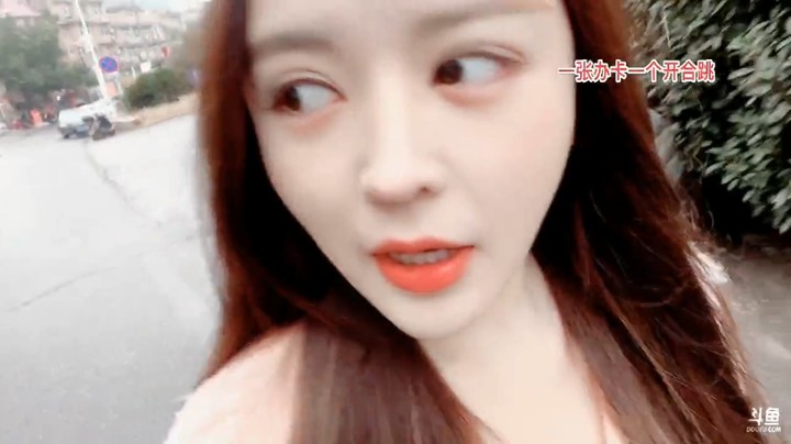 美女橙子要去买菜回来吃