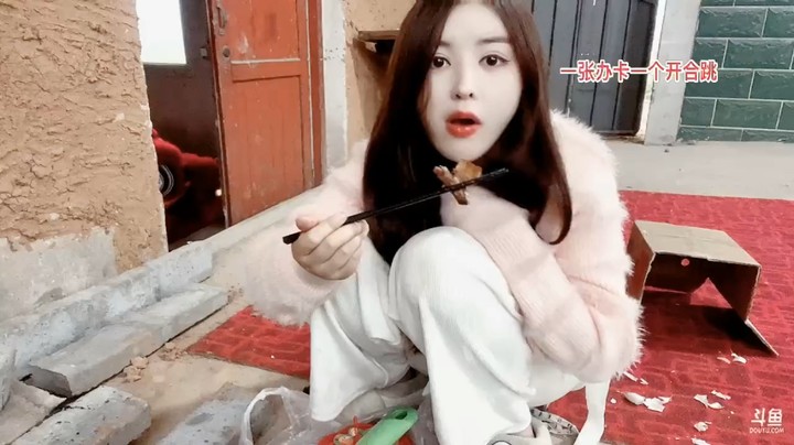 橙子又开始烧火煎肉了，吃的美滋滋啊