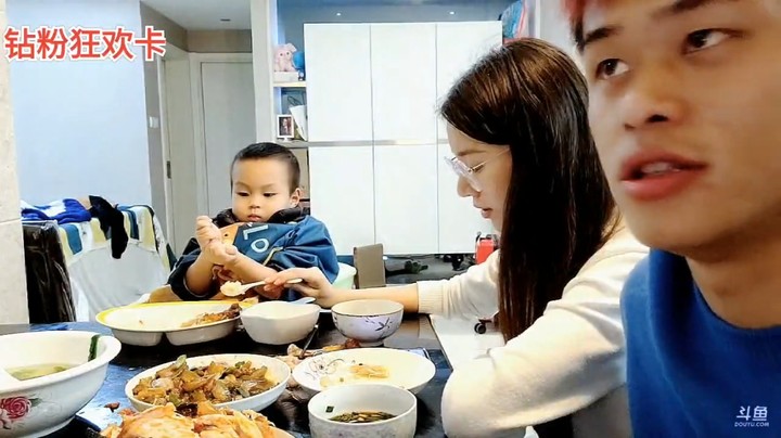 浩哥吃完饭就走了，小魔王还在慢慢的吃，琳总忙啊