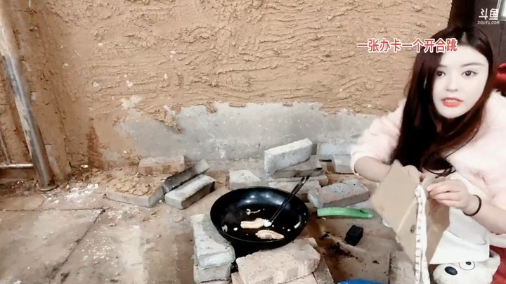 美女橙子烧纸做菜，肉看起来滋滋冒香