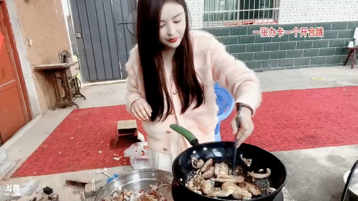 美女橙子一边煎肉一边吃，真是美滋滋，不怕上火