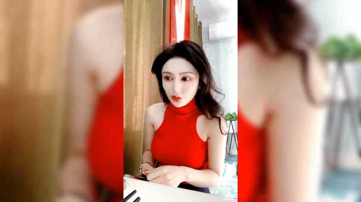 美女小姐姐化妆完穿衣服去公司上班了，这大衣很保暖啊