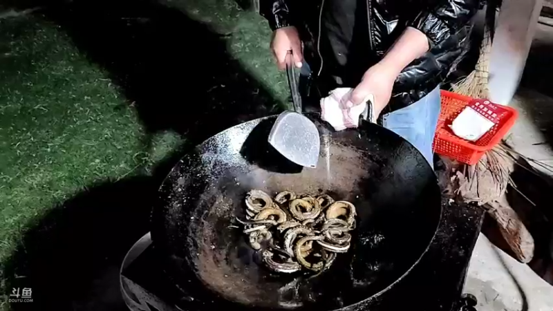 【2022-11-15 17点场】洪湖小肖：开开心心看直播