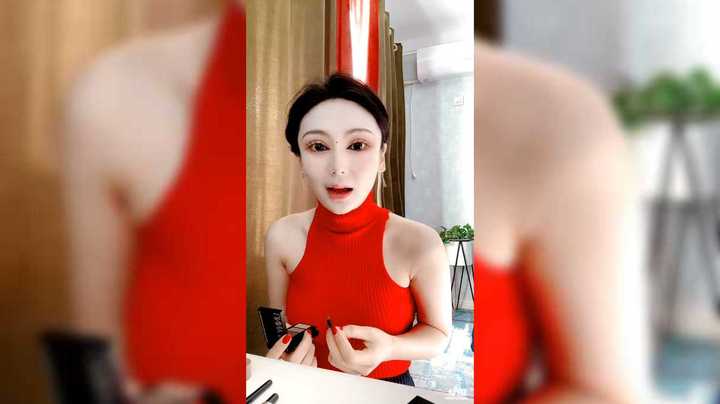 司晨姐姐今天穿红衣服好喜庆，很漂亮啊