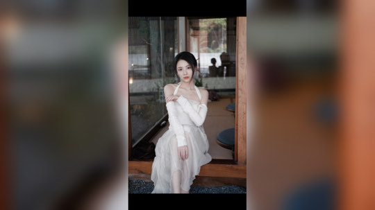 撑伞也是雨中人