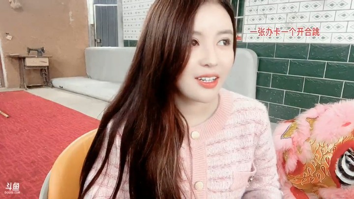 美女橙子给大家看狗粮的成分，还有枸杞，鸡肉牛肉，蔓越莓的