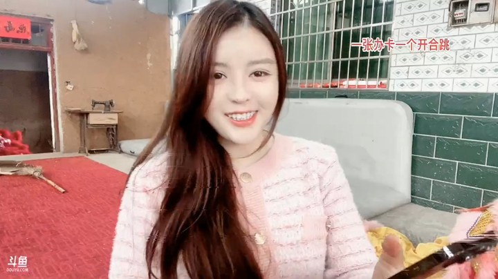 美女橙子坐着又吃了起来