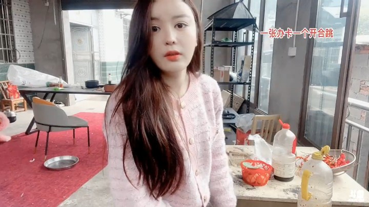 美女橙子一个人在家做火锅真是不亦乐乎啊