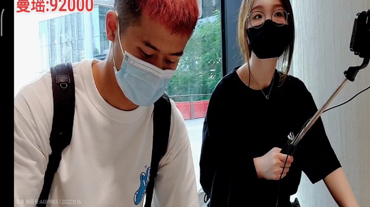 浩哥和曼瑶来到了饭店想吃鸡