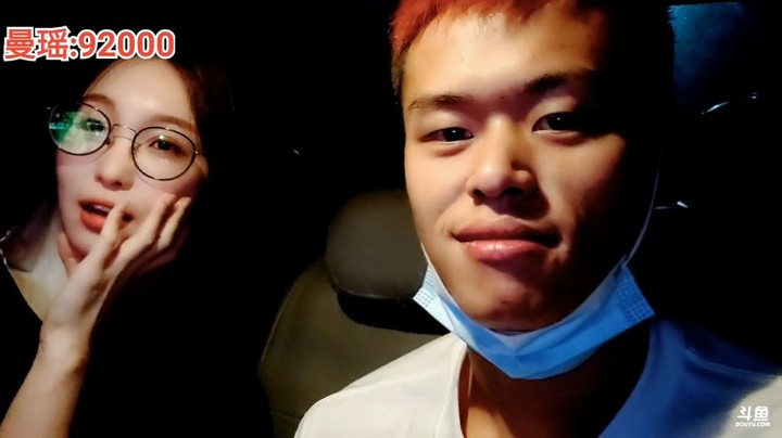 野王的加冕 浩哥和曼瑶在出租车上聊天，曼瑶还是可爱的