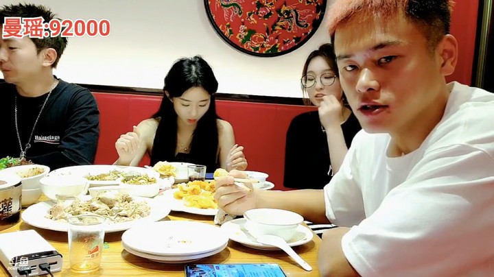 浩哥和美女们吃饭，居然还有快板节目看