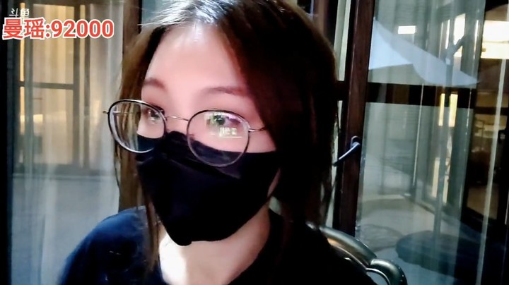 浩哥租了个房子给曼瑶住，浩哥说我答应四哥照顾曼瑶