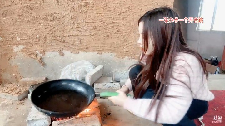 美女橙子烧水等外卖，结果外卖还没来