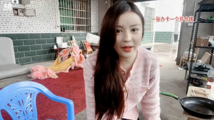 美女橙子开始给大家展示自己的刀工