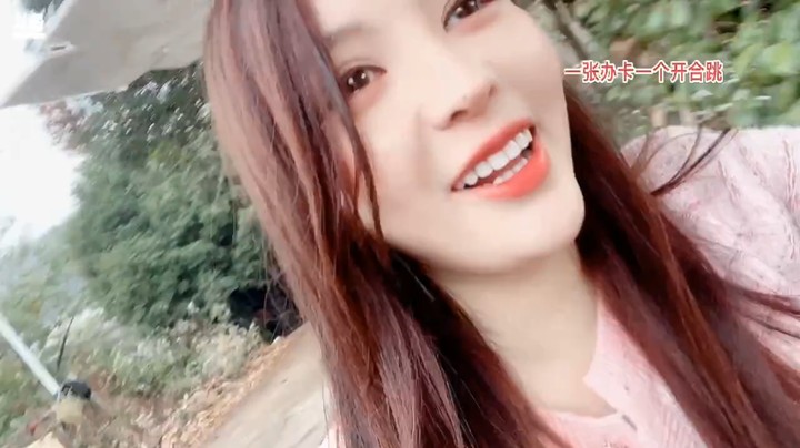 美女橙子在菜地找吃的结果下雨，小黑狗跑的很快，不等她