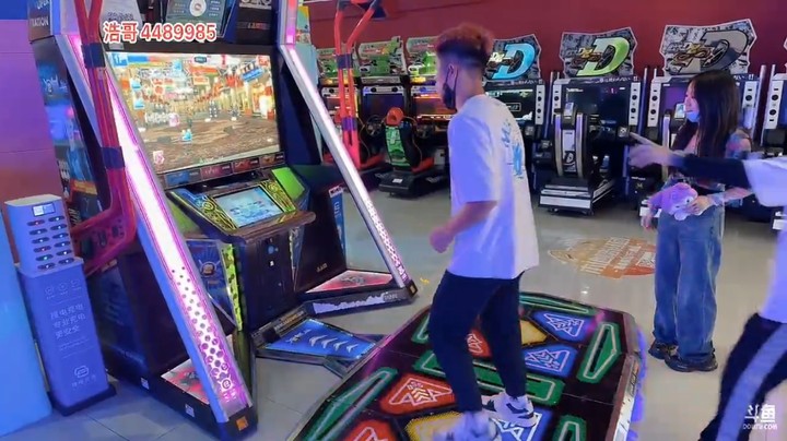 曼瑶和浩哥等人在游戏厅游玩，浩哥玩的开心啊