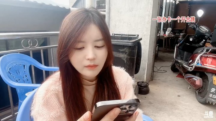 美女橙子唱歌很认真啊，大家说好听吗