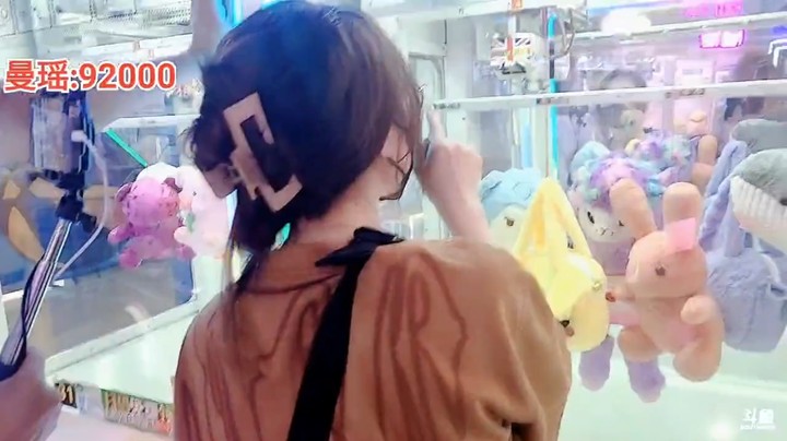 浩哥三娃和美女在三亚游玩，大家说百百长大了