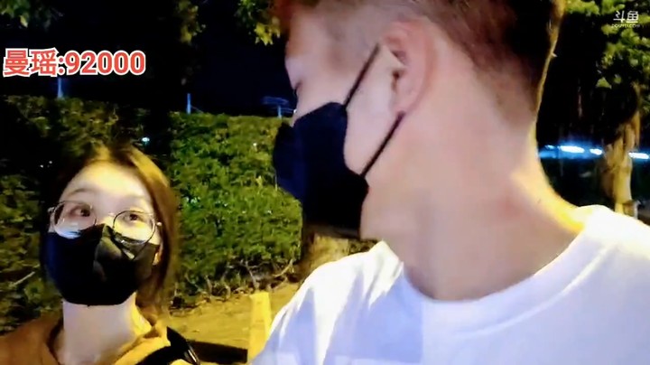 浩哥对曼瑶说有事让三娃出手，三娃就是打手