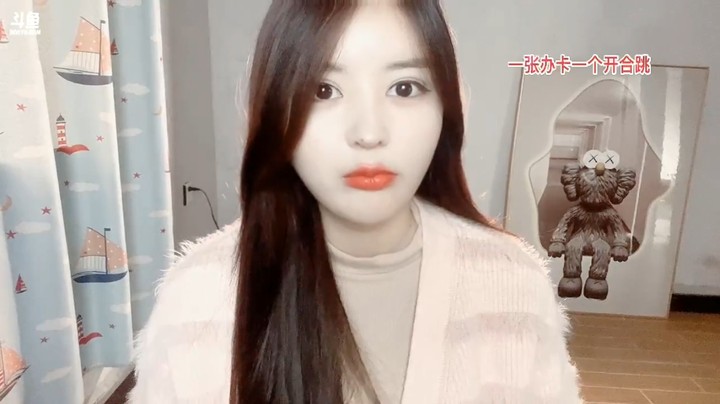 美女橙子在房间里开始练习舞蹈，可爱啊