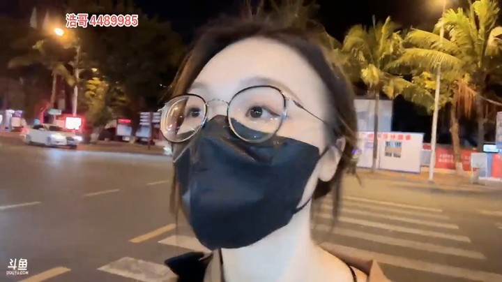 美女曼瑶户外直播有点晃但是真实啊