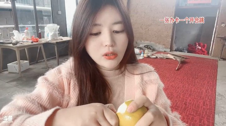 美女橙子吃完南瓜饼又吃水果，美滋滋