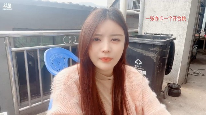 美女橙子坐着开始唱歌了，大家说自己人啊