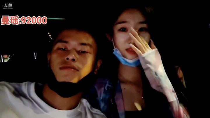 浩哥靠在百百的肩膀上，周公子会不会爆炸我不知道，王木木肯定不会