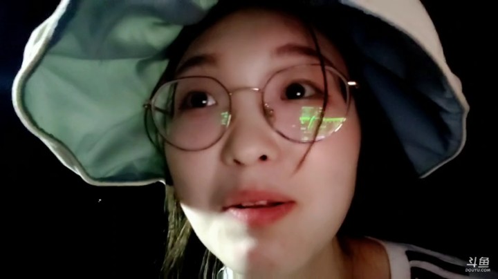 曼瑶来亲戚了，太难了，看着大家做晚饭 了