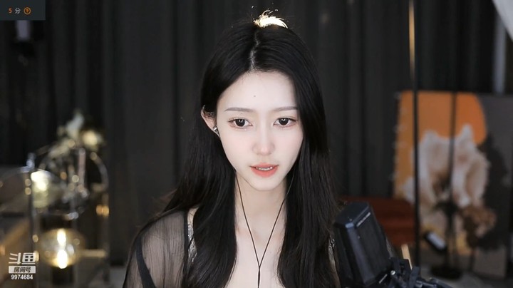 美女小姐姐很耐看的，笑起来好看