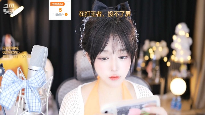 美女小姐姐直播玩游戏好可爱啊