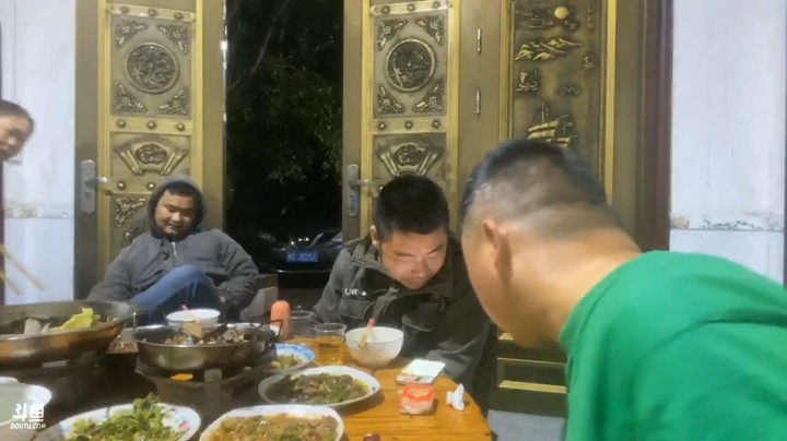 一群大哥吃大餐，吃的美滋滋，就是缺了美女啊