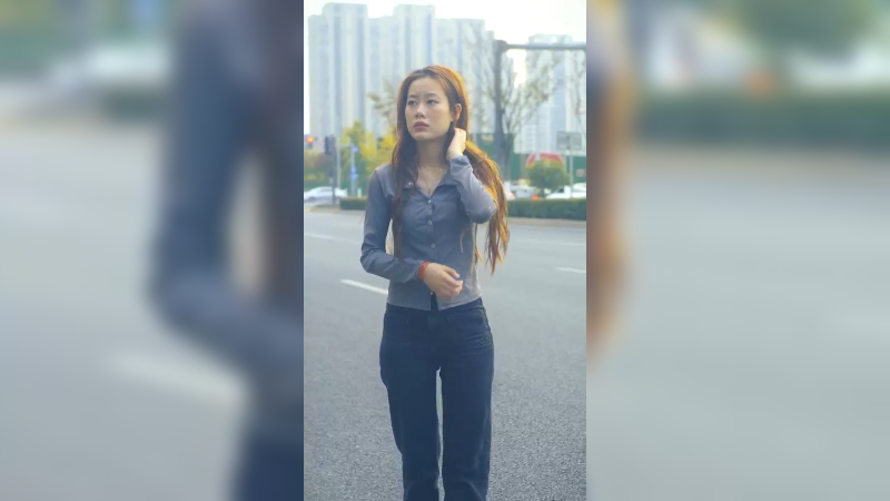 神秘男尾随妙龄女子，女子拿砖头反击结局竟然