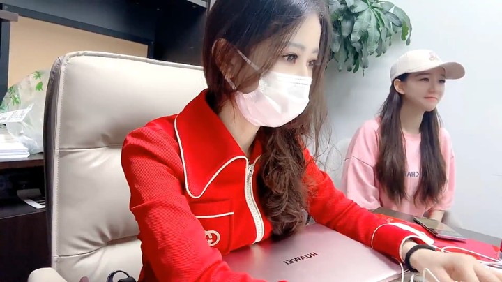 美女小七穿红色衣服直播好喜庆啊，旁边美女好看