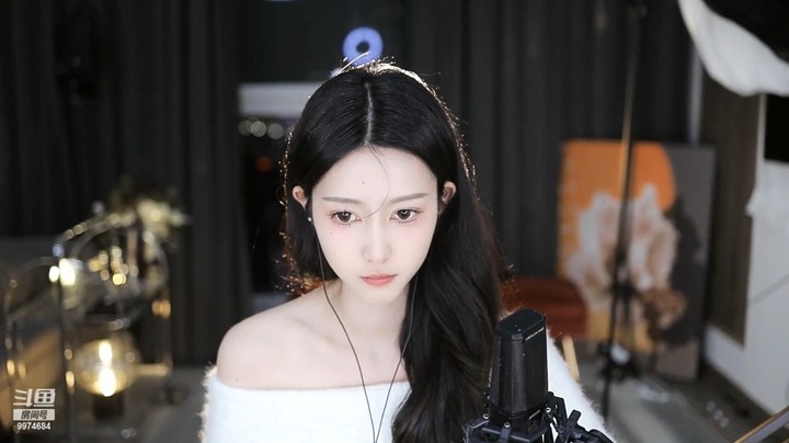 美女小姐姐吃东西也好可爱