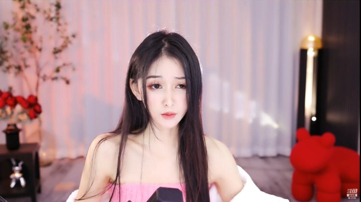 美女小姐姐唱歌挺可爱的啊