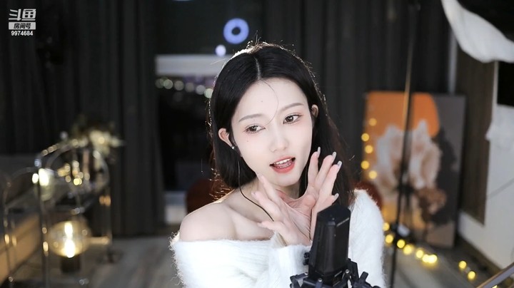 美女小姐姐真可爱，很会卖萌撒娇啊