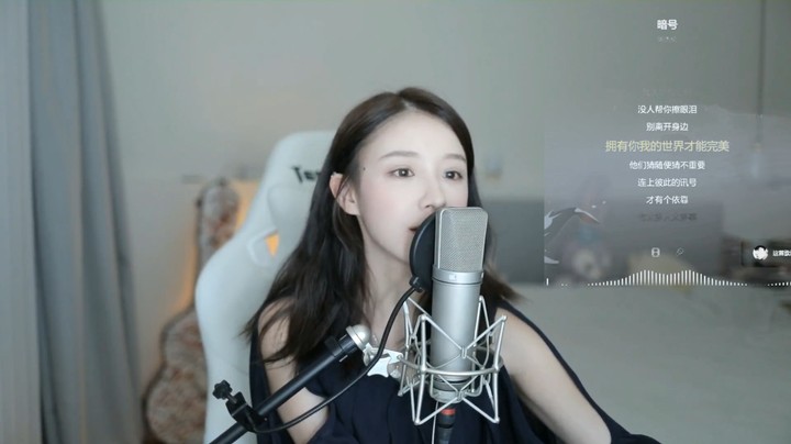 美女二珂说我以前也钓鱼，也不忍心取鱼钩