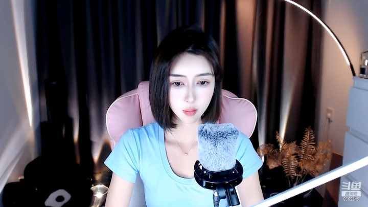 大思喜美女今天穿的很休闲，她说最近出不去了