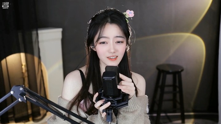 美女蛇蛇说故事挺有意思的啊