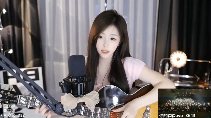 美女小姐姐弹吉他唱歌真好听啊