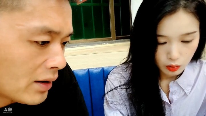 大家让肖哥给大家看看娜宝，结果他没理