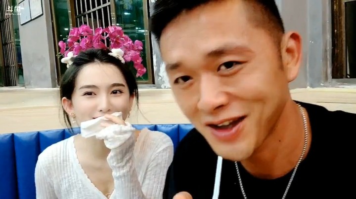 肖哥和美女娜宝吃完饭就马上走了