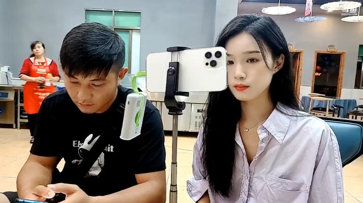 美女罗总挺好看的，不过大家都想看娜个女人