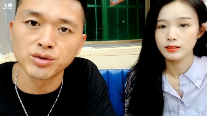 肖哥脸上过敏发红了，大家认为是口红，肖哥笑了