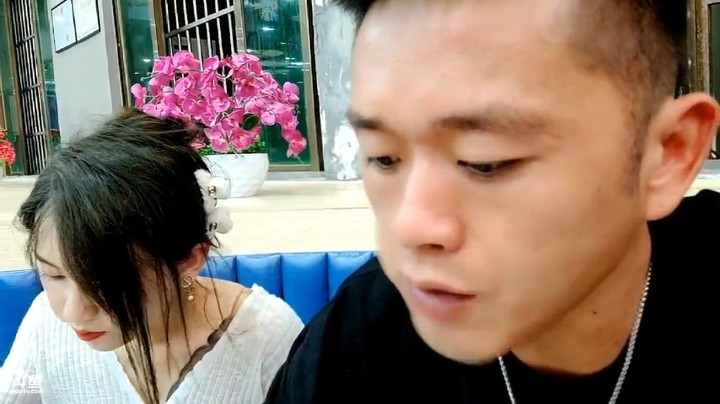 肖哥和美女娜宝在海口吃饭，娜个女人害羞了