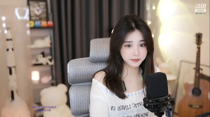 软软美女小姐姐说出去玩就要吃好喝好玩好，不然下次可能没机会来